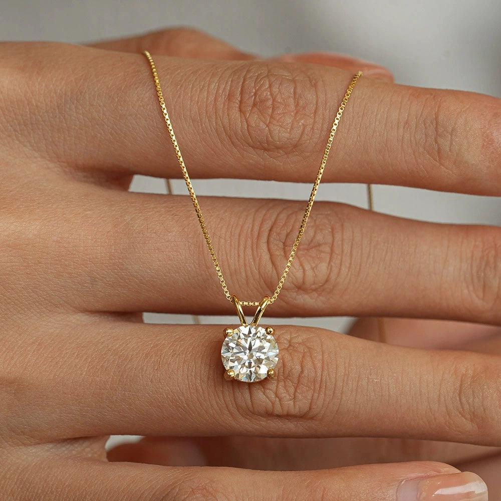 4-prong moissanite solitaire necklace detail, round moissanite in 925 sterling silver - Sensitive Stones