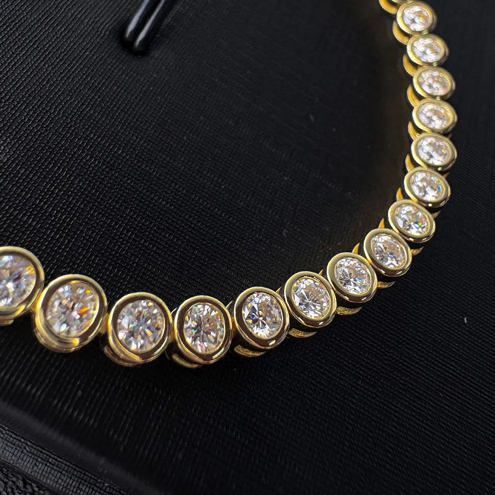  18K gold bezel moissanite tennis bracelet close-up brilliant sparkle D color - Sensitive Stones