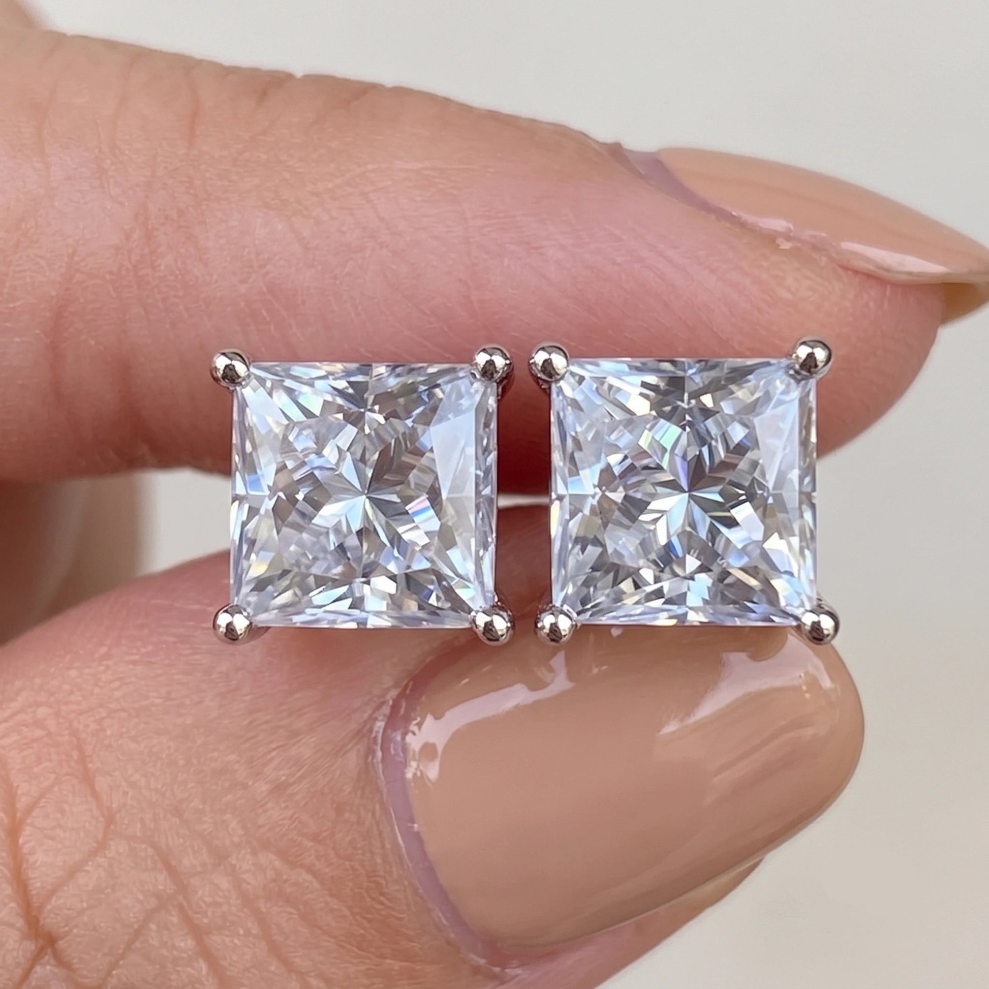 Princess cut moissanite stud earrings in white gold with square D Color moissanite - Sensitive Stones