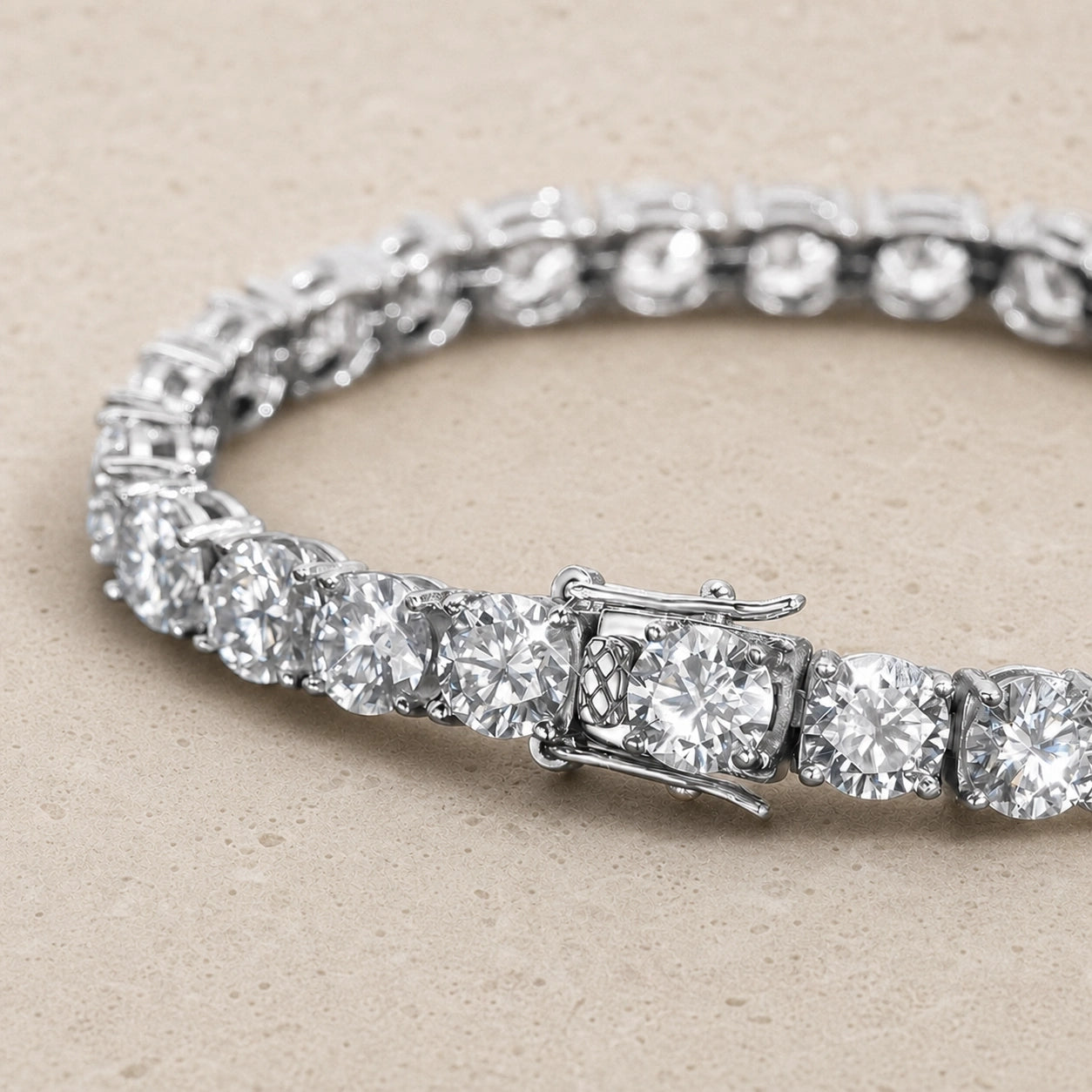 Box clasp with double safety on the statement moissanite tennis bracelet in 18K white gold - Sensitive Stones